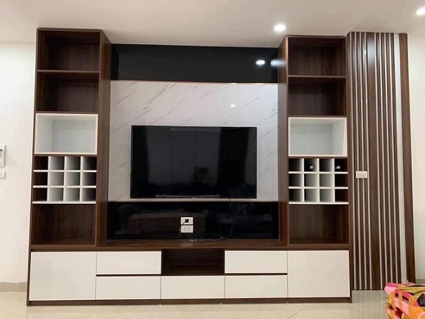 Kệ TV vách ngăn phòng khách là một giải pháp nội thất tối ưu giúp bạn tạo ra không gian phòng khách hiện đại, tối giản mà vẫn đẹp mắt. Với chất liệu gỗ tự nhiên và các phụ kiện tinh tế, kệ TV vách ngăn vừa mang lại sự tiện lợi vừa thể hiện phong cách thẩm mỹ của gia chủ.