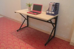 Bàn khung sắt mặt gỗ có giằng hậu BCK1260