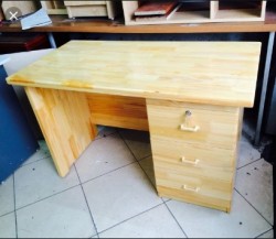 Bàn văn phòng  gỗ cao su có hộc ngăn kéo BGT06