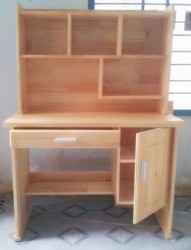 Bàn học gỗ cao su có kệ sách BGK31