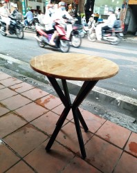 Bàn cafe chân sắt mặt gỗ tự nhiên sơn bóng BCF09