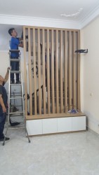 Kệ tivi vách ngăn hậu nan gỗ KTV39