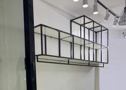 Kệ sắt treo tường shop thời trang KGS71