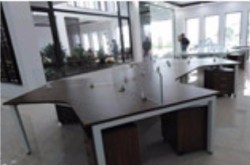 Vách ngăn kính trắng 8 ly trên mặt bàn VN20