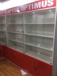 Tủ gỗ cánh kính trưng bày cửa hàng TKK31 ( GIÁ BAO GỒM ĐÈN LED DÂY DỌC TỦ )