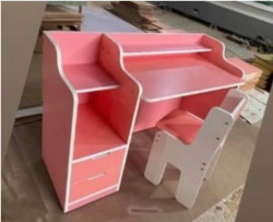 Bộ bàn ghế học sinh gỗ màu hồng cho bé có kệ sách và hộc liền bàn BGK74