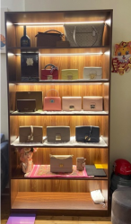 Tủ kệ gỗ nhiều ngăn trưng bày sản phẩm túi sách KSG107